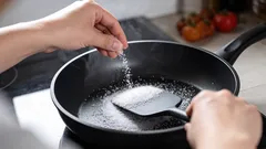 新しいフライパンを塩で磨く理由：トラブルを防ぐための手順